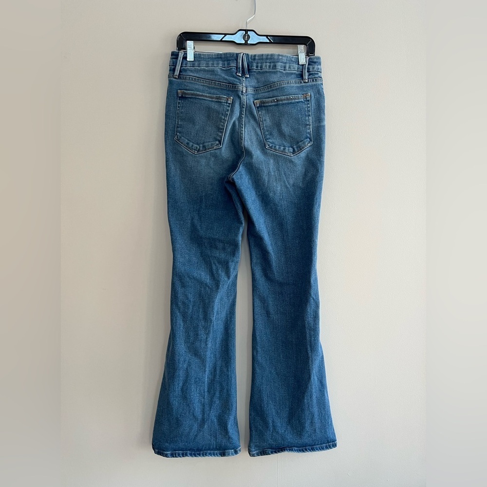 Good American Soft Tech Good Legs Ankle Slit Flare Jeans, Light Blue, 8/29 - Picture 4 of 11